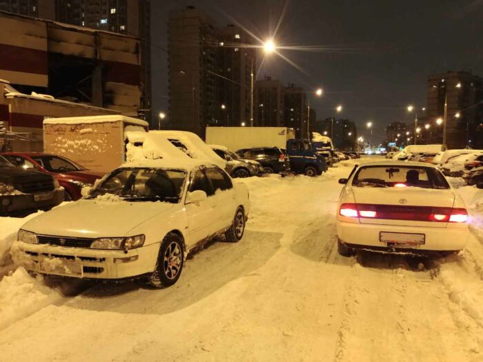 Две белые Toyota на постоянном полном приводе заснеженной зимой