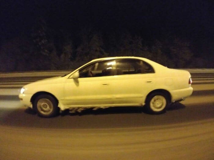 На фотографии я еду в Toyota Corona по заснеженной зимней дороге домой