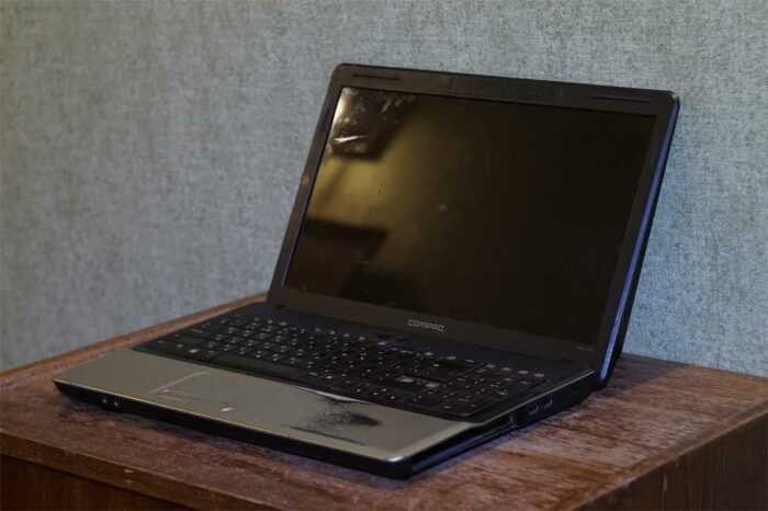 На фото очень старый побитый ноутбук HP Compaq Presario CQ61-335ER